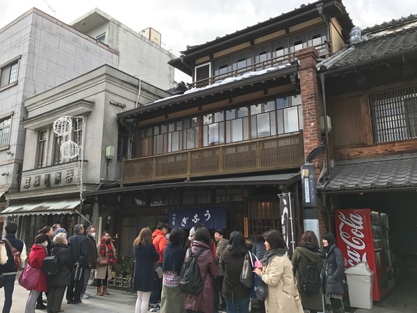 02.開店時間前に行列
