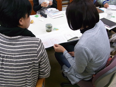 02.イヤリーカレンダー片手に