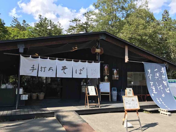 03.入り口にも蕎麦屋が!