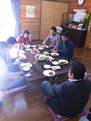 12.スタッフみんなで早めのランチ