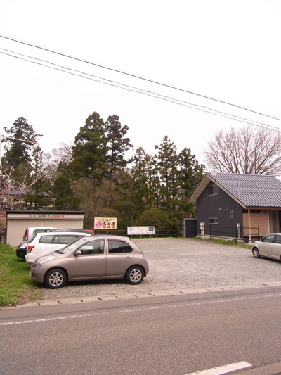 03.道を挟んで向かいに駐車場