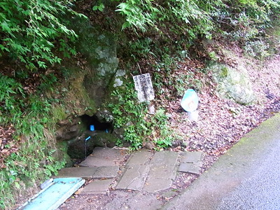 03.山側から湧き出るお水