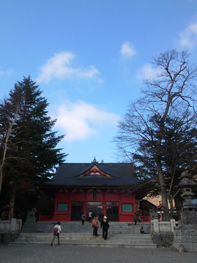 05.神社正面(右手が社務所や売店、左手が湖)