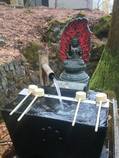 10.中之嶽神社の鳥居脇にもお水が