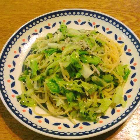 キャベツとバジルとシラスのパスタ