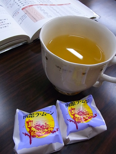 函館土産とマンゴー烏龍茶