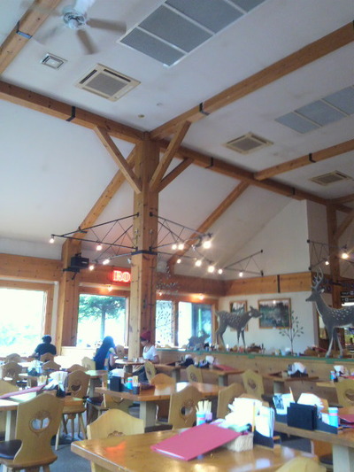 02.食事もカフェもビアホールも楽しめる店内