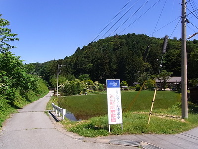 04.左へ線路沿いに進むと