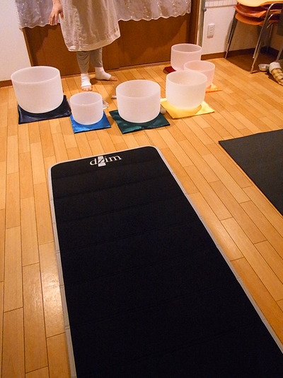 07.ヨガマットに横になり聴く波