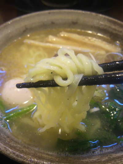10.平打ちの縮れ麺