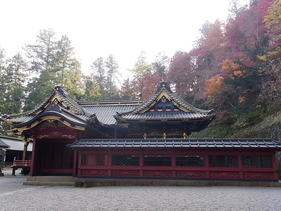 19.真横からお社