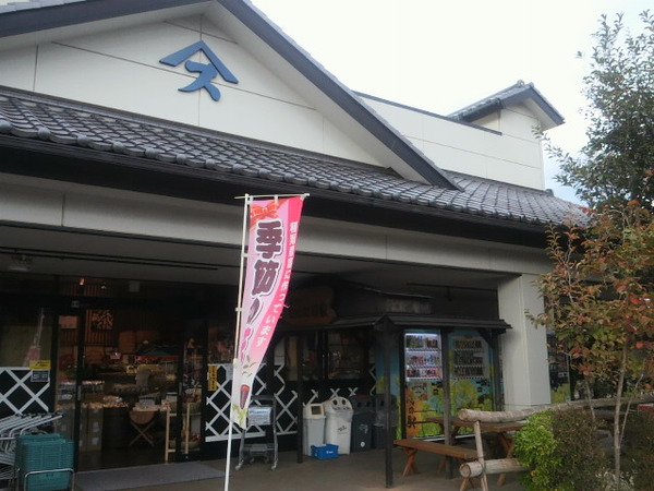 06.向かって右の自動販売機奥