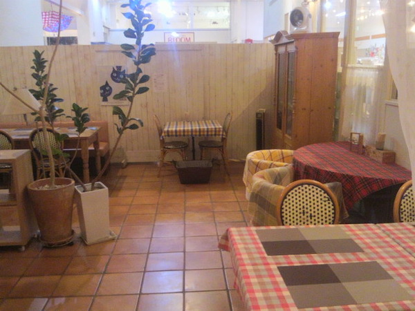 12.爽やかで広々した店内