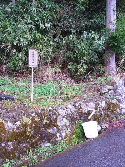 02.目印となるバケツと看板