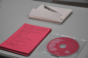 02.受付にてご用意した、フライヤーと封筒とCD(全てピンク)