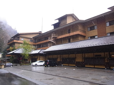 05.大きな旅館の隣