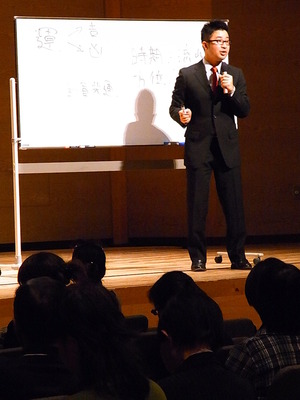 09.ホワイトボードの前で