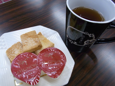 ラスクとゼリーと日本茶の紅茶