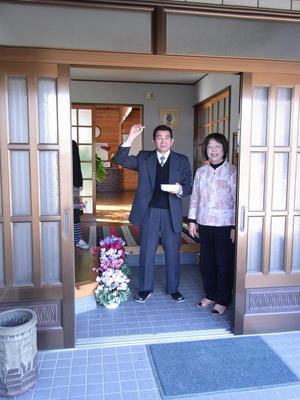 玄関の外へ向かって