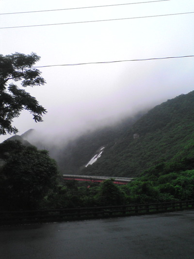 02.大川湧水から見える大川の滝