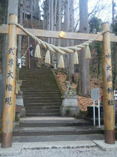 04.右手に中之嶽神社