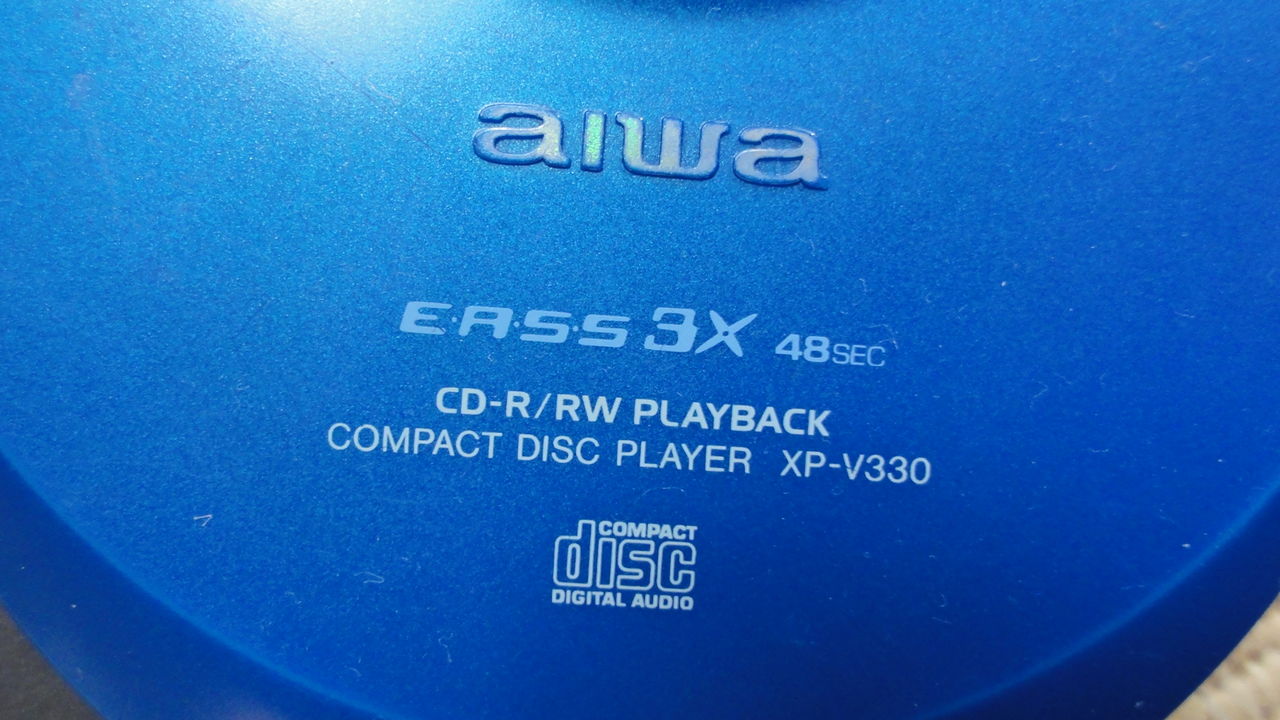 aiwa コンパクトディスクプレーヤー　XP-V330 新品、訳あり AIWAのポータブルCD XP-V330を買った : （ヴィンテージではない