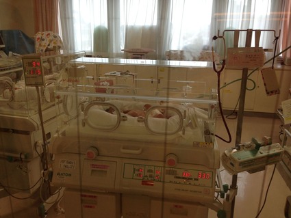 29保育器の中の赤ちゃん