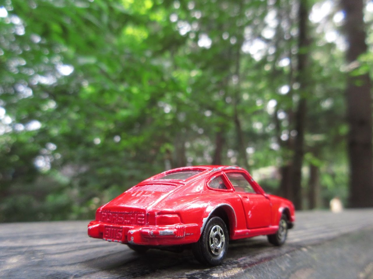 トミカ解体所 緑の中を走り抜けてく真っ赤なポルシェ トミカ解体所 緑の中を走り抜けてく真っ赤なポルシェ