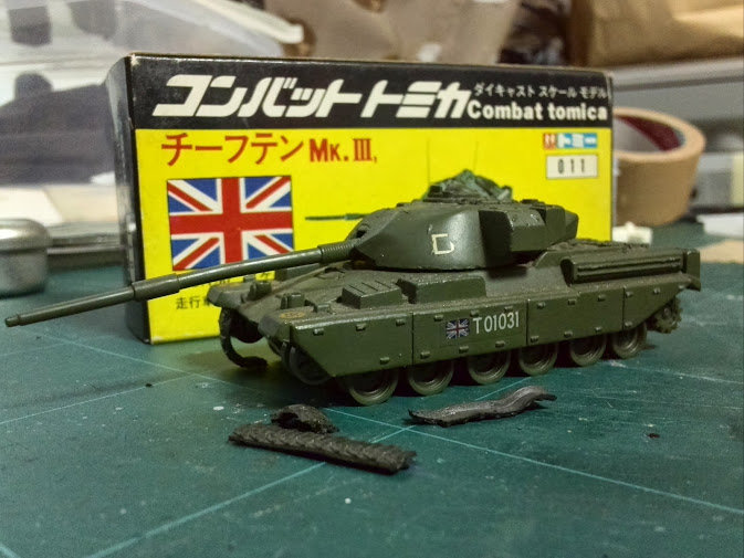 戦車を洗車 : トミカ解体所