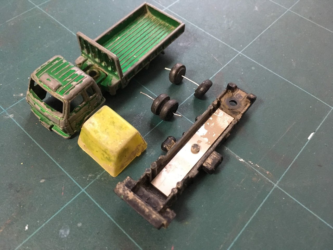 完成】NO.80日産ディーゼルコンドル クレーン付カーゴトラック