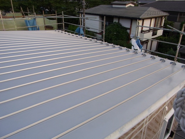 屋根が ルバ銀 天然素材de小さな木の家
