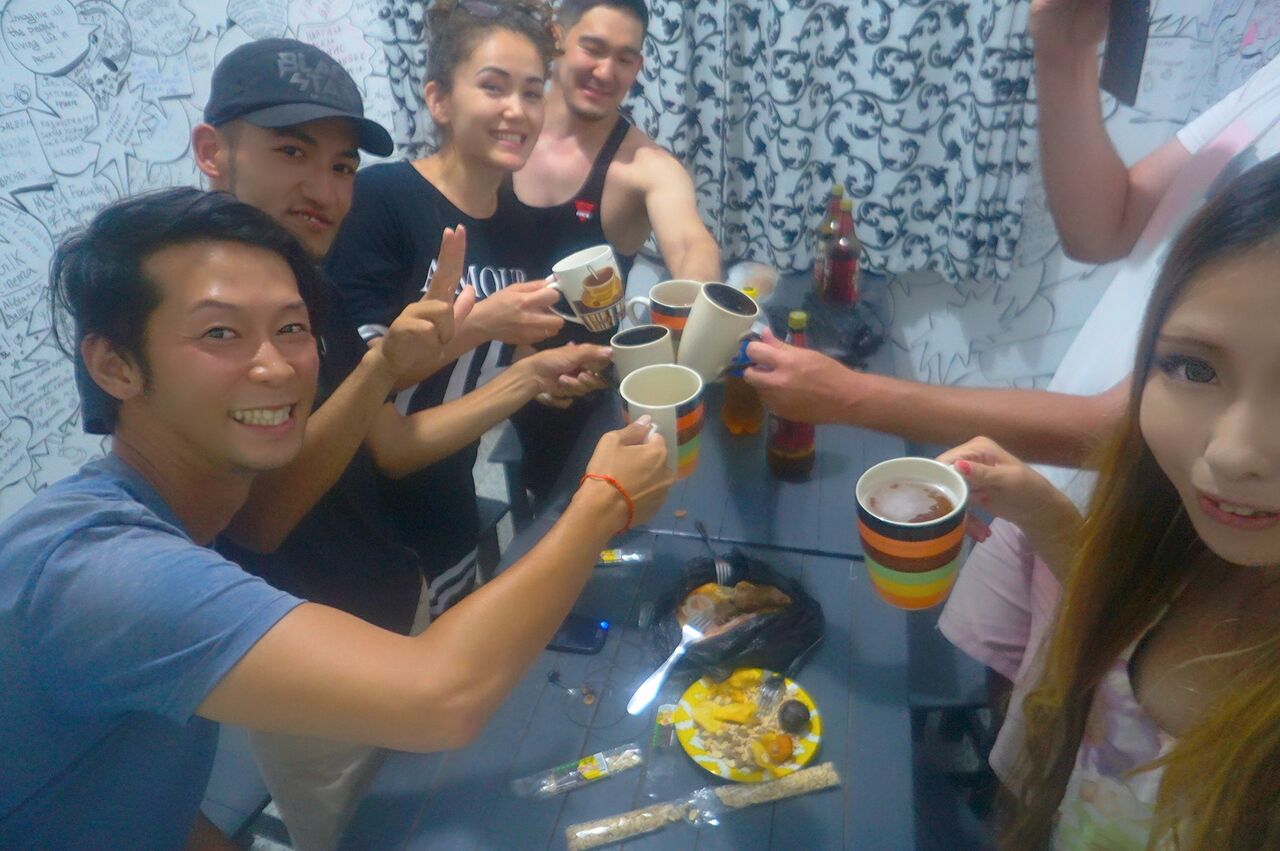 ã‚¿ã‚·ã‚±ãƒ³ãƒˆã§å›½éš›äº¤æµé£²ã¿ ãƒˆãƒ«ã‚¯ãƒ¡ãƒ
