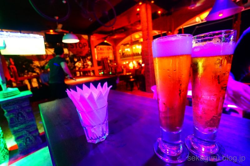 カンボジアで一番安いビールを発見 パブストリートで飲むっ 世界をグルっとハネムーン