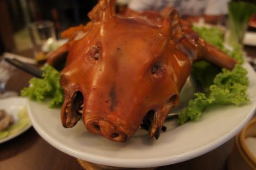 ★バンコクの中国料理屋さんで仔豚の丸焼き！★