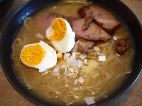 味噌ラーメンと西京焼きと羊のジーラ