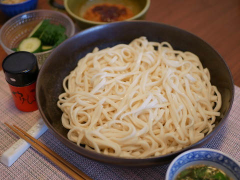 曇天のざるうどんとヒラメの煮付け