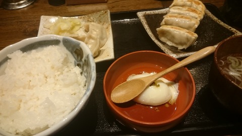 年の瀬の餃子ライスと豚肉レタス