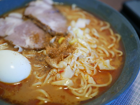 秋日和の濃厚味噌ラーメンとヒレカツサンドとチャン・ツィイー