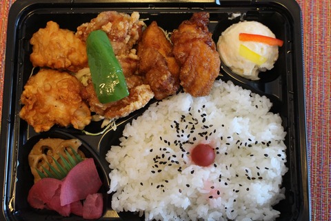 鳥からミックス弁当と野菜味噌スープとWBS