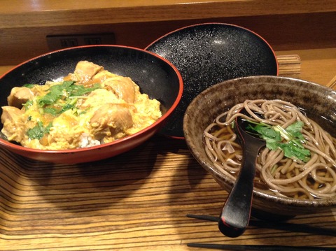 親子丼とコロッケと豆柴ジーラの歯