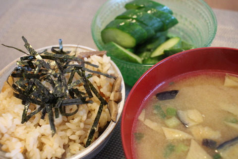 晩夏の松茸ご飯と休日のテレビ三昧