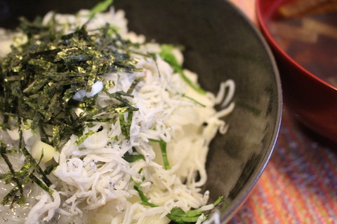 シラス丼ランチと弱者蔑視と豚ニラ玉