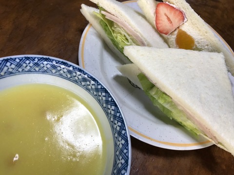 快晴のヨコハマ実家とメルヘンサンドとゴーヤチャンプルー