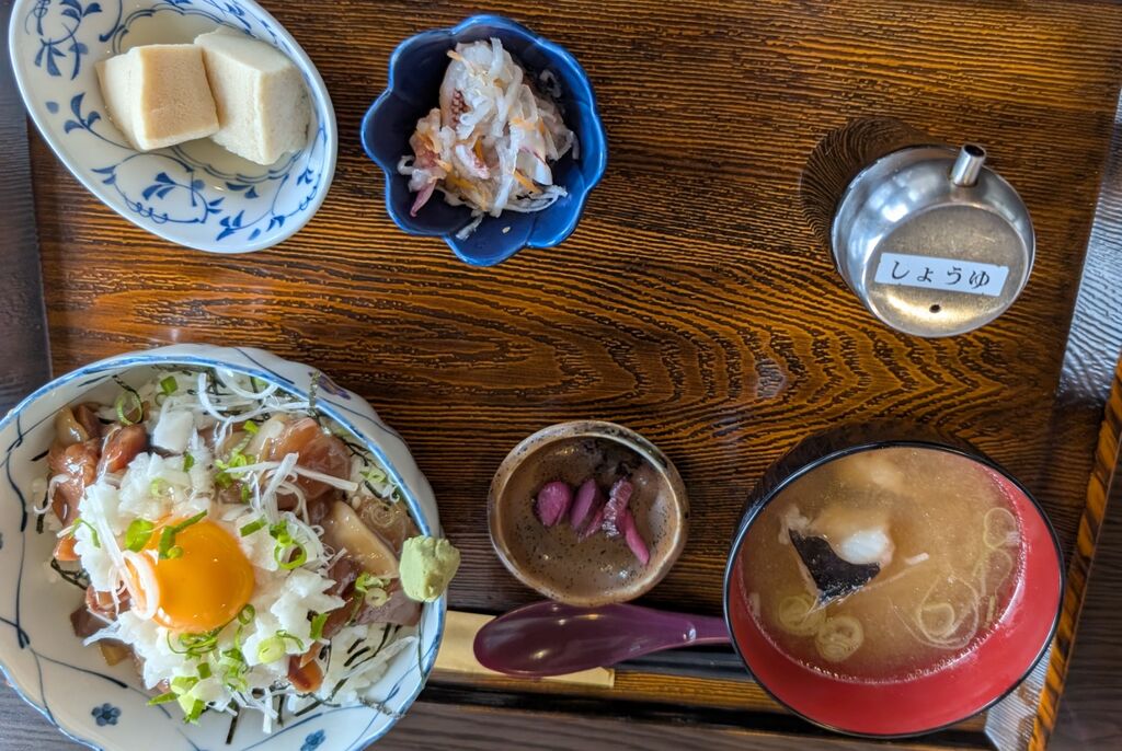 漁港直営の「魚津丸食堂」でバイ飯定食や賄い魚津ケ丼定食や甘海老