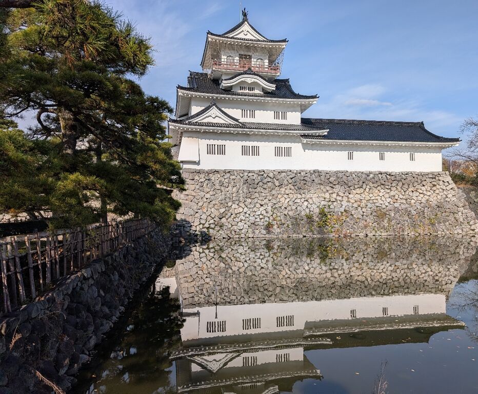 富山城のお掘り側より美しい逆さ富山城！庭園は雪吊りで冬準備