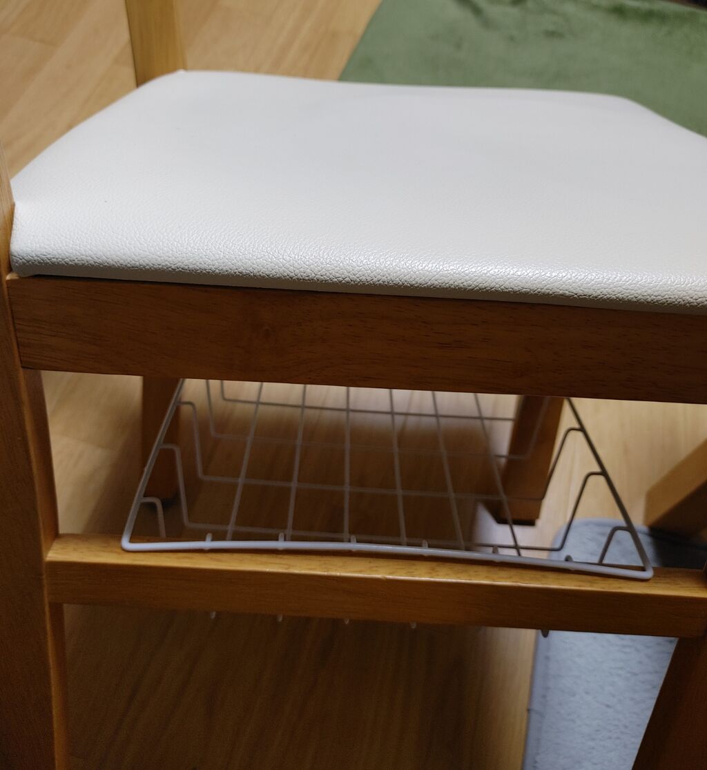 セリアのワイヤーバスケット 置くだけで椅子の下に収納ができた 100均 キャンドゥセリアダイソー充実生活