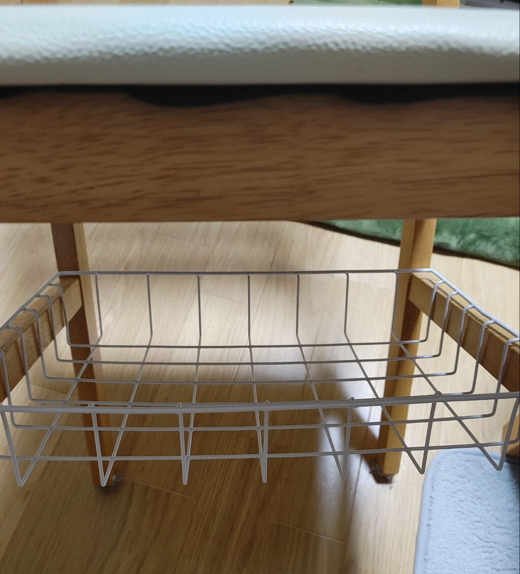 セリアのワイヤーバスケット 置くだけで椅子の下に収納ができた 100均 キャンドゥセリアダイソー充実生活