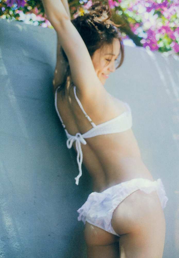 元akb48の大島優子が上裸ではしゃいでます グラビアまとめ