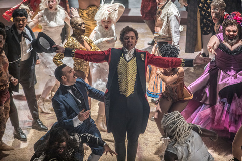 the_greatest_showman_pressi1_01[1]