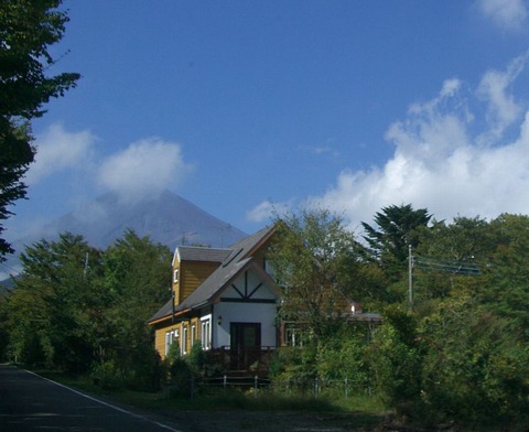 __富士と瀟洒な山荘JPG